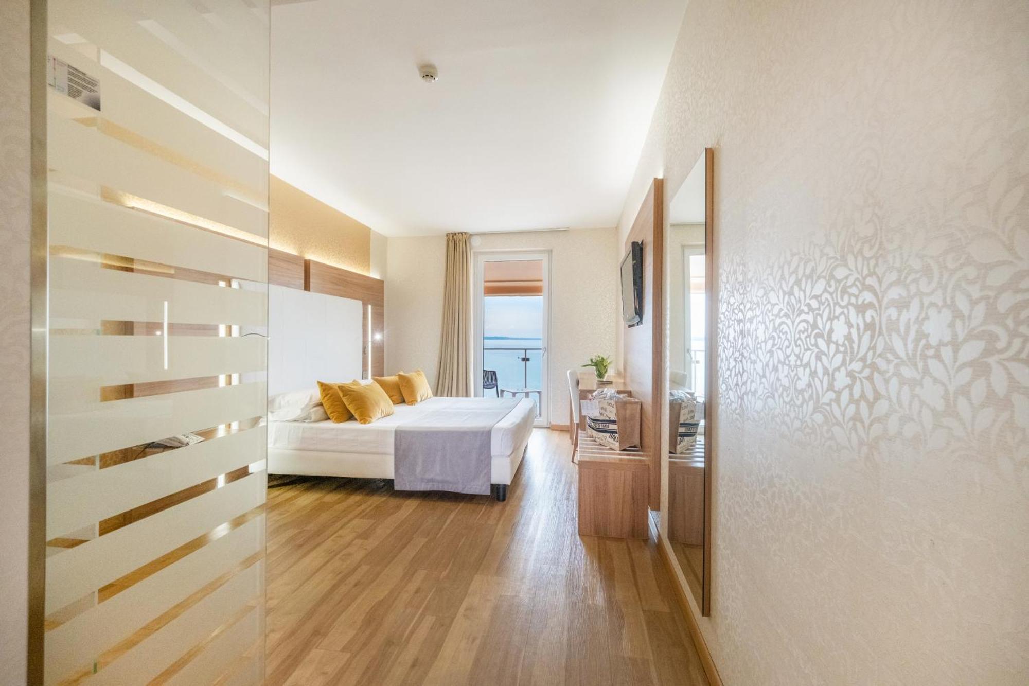 Kriss Internazionale Hotel Bardolino Exterior photo