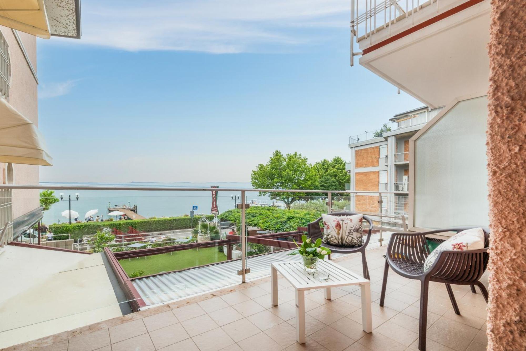 Kriss Internazionale Hotel Bardolino Exterior photo